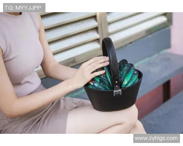 足球明星入场时的奢华提包照片展现时尚与个性魅力 足球明星入场时的奢华提包照片展现时尚与个性魅力