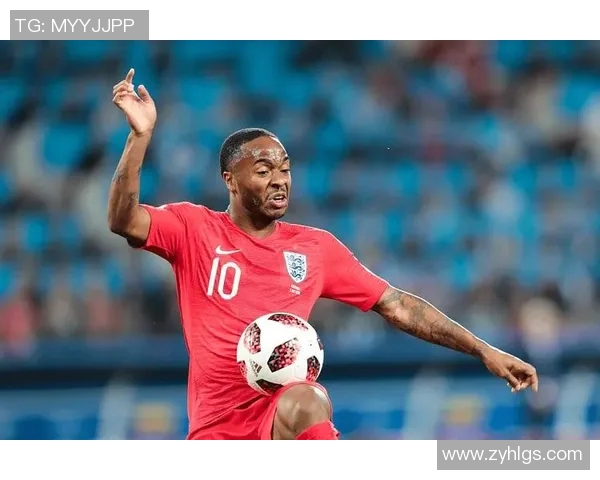 足球明星在比赛中意外撞上门柱引发全场惊呼与热议 足球明星在比赛中意外撞上门柱引发全场惊呼与热议